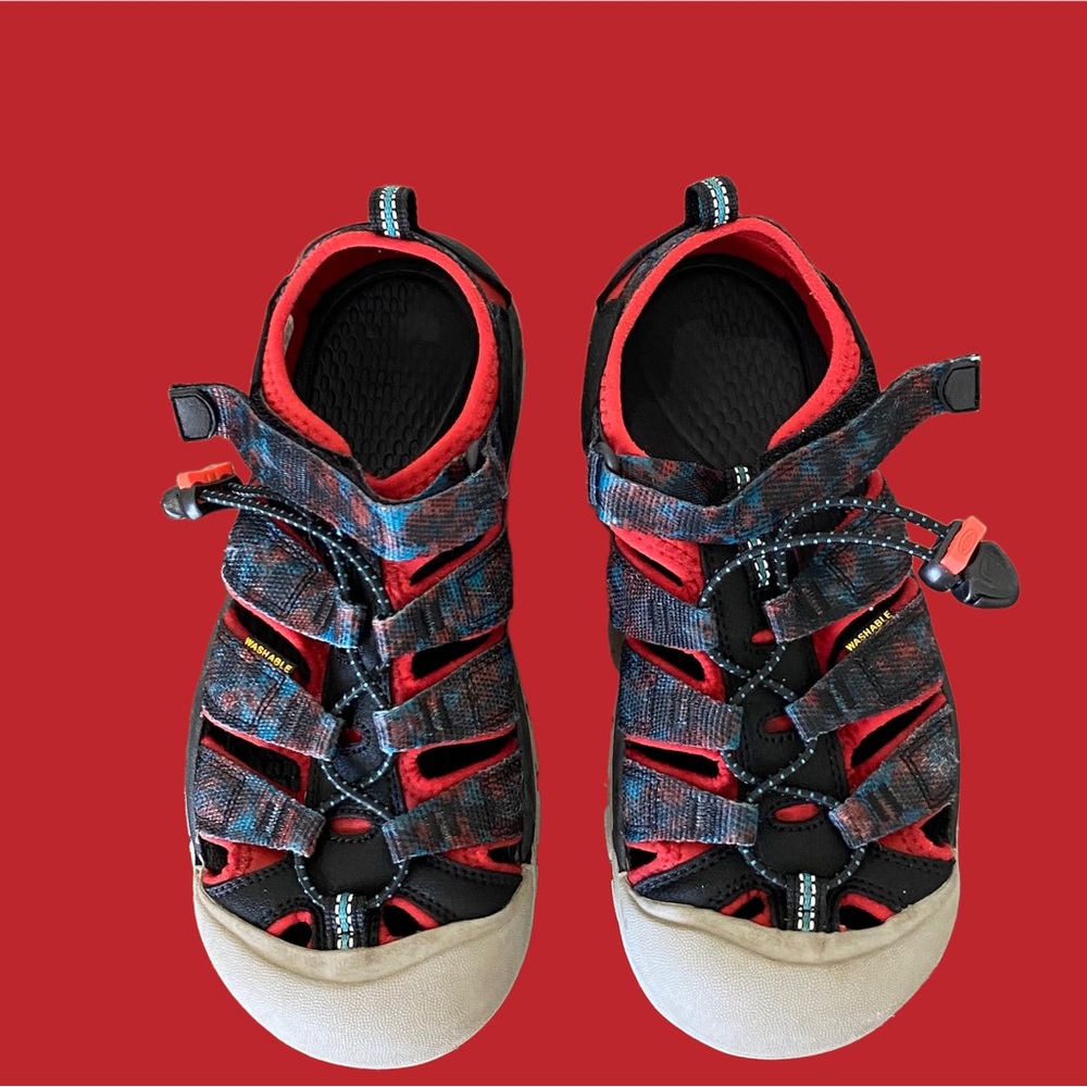 Keen Newport H2 Closed Toe Waterproof Sandal Size 3‎